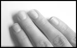 Пятно на среднем пальце: что означает, причины появления, народные приметы