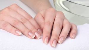Что означают белые пятна на ногтях?